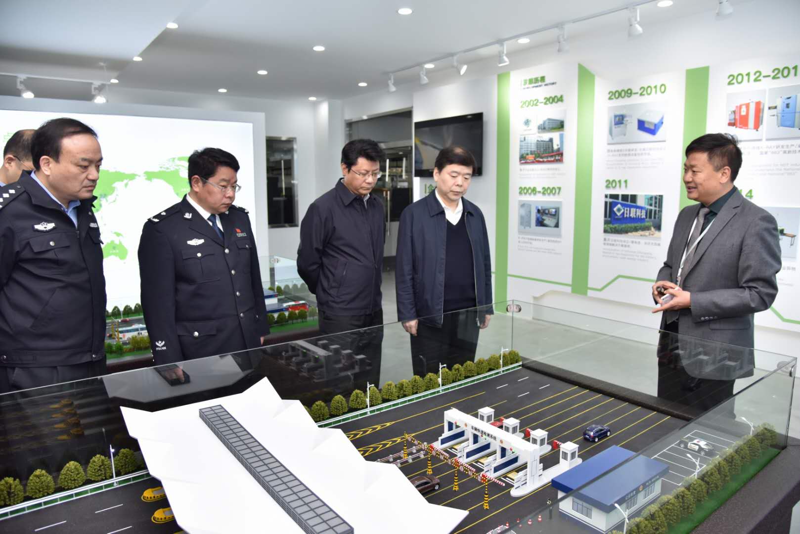 热烈欢迎无锡市领导谢晓军携队莅临金年会科技指导工作！