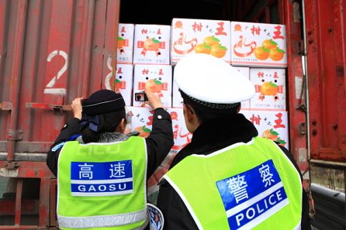 绿色通道开箱检查现场